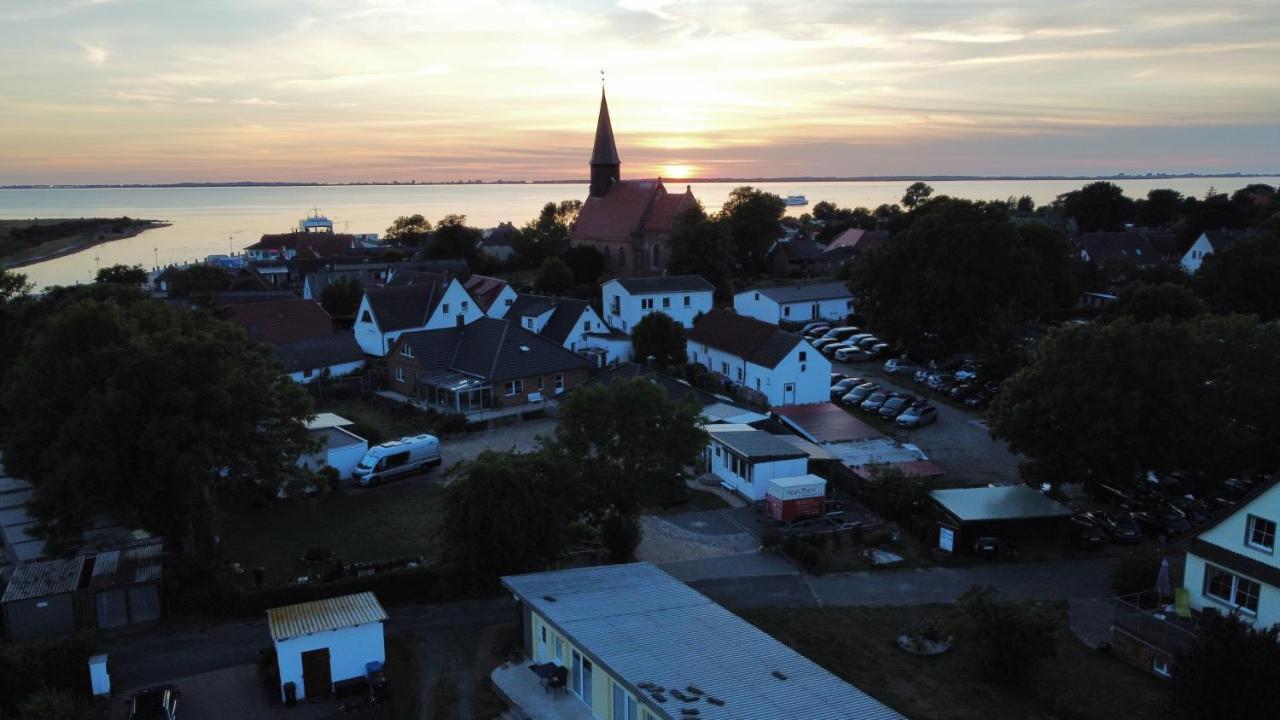 Ruegenferienhaus - Schaprode Hafen エクステリア 写真