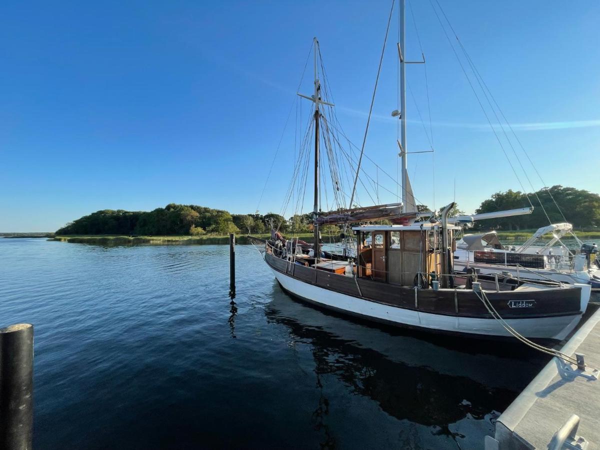 Ruegenferienhaus - Schaprode Hafen エクステリア 写真