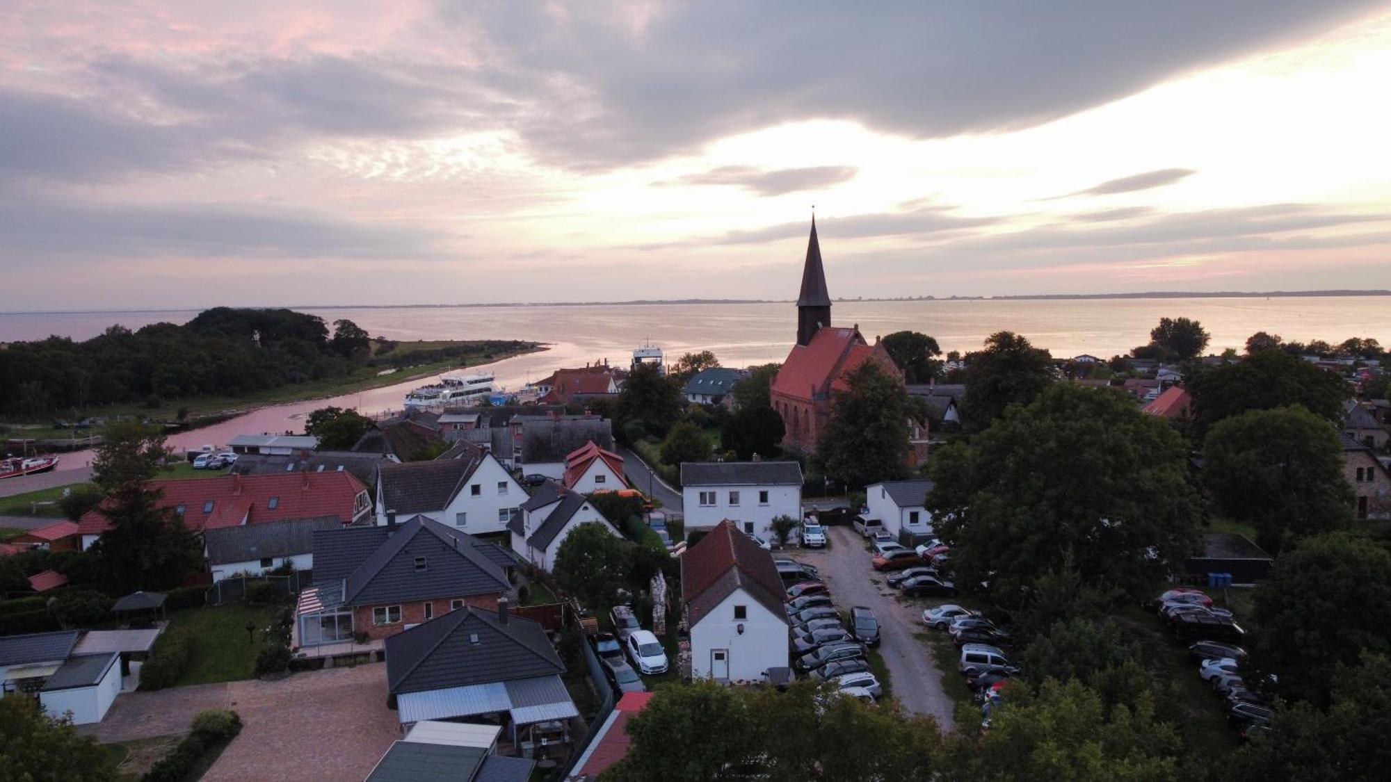 Ruegenferienhaus - Schaprode Hafen エクステリア 写真