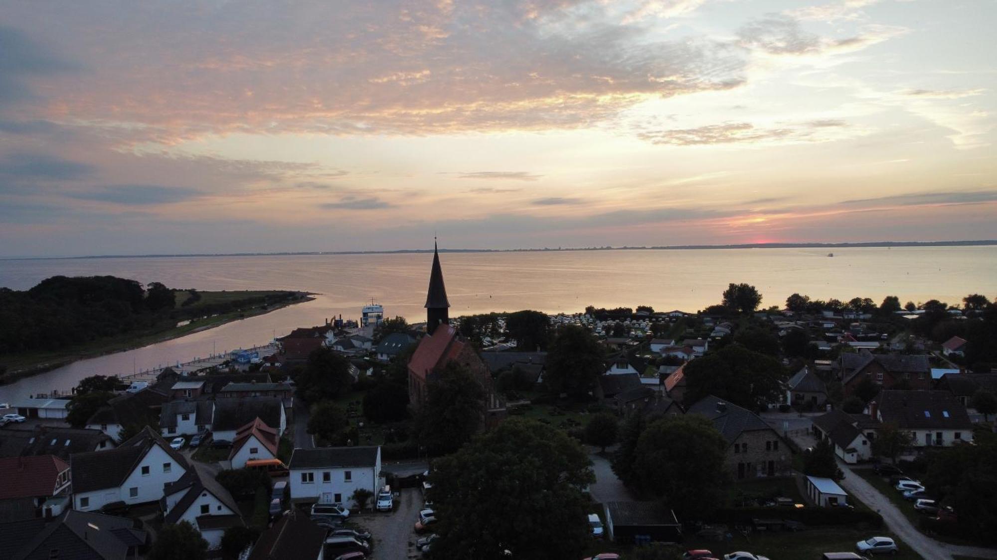 Ruegenferienhaus - Schaprode Hafen エクステリア 写真